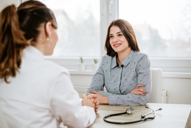 Photographie d’illustration : échange entre une patiente et une médecin