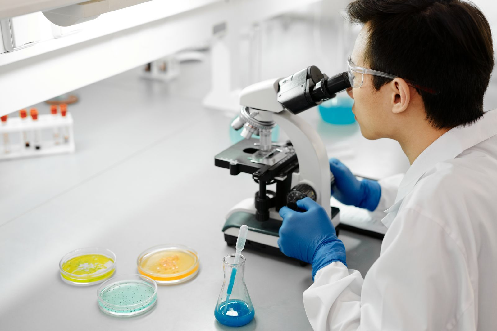 Photographie d’illustration : travail au microscope dans un laboratoire